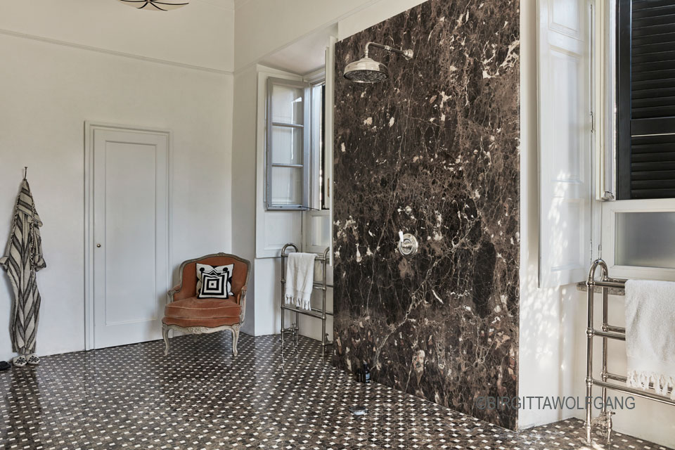 TACTILE LUXURY IN THE BATHROOM